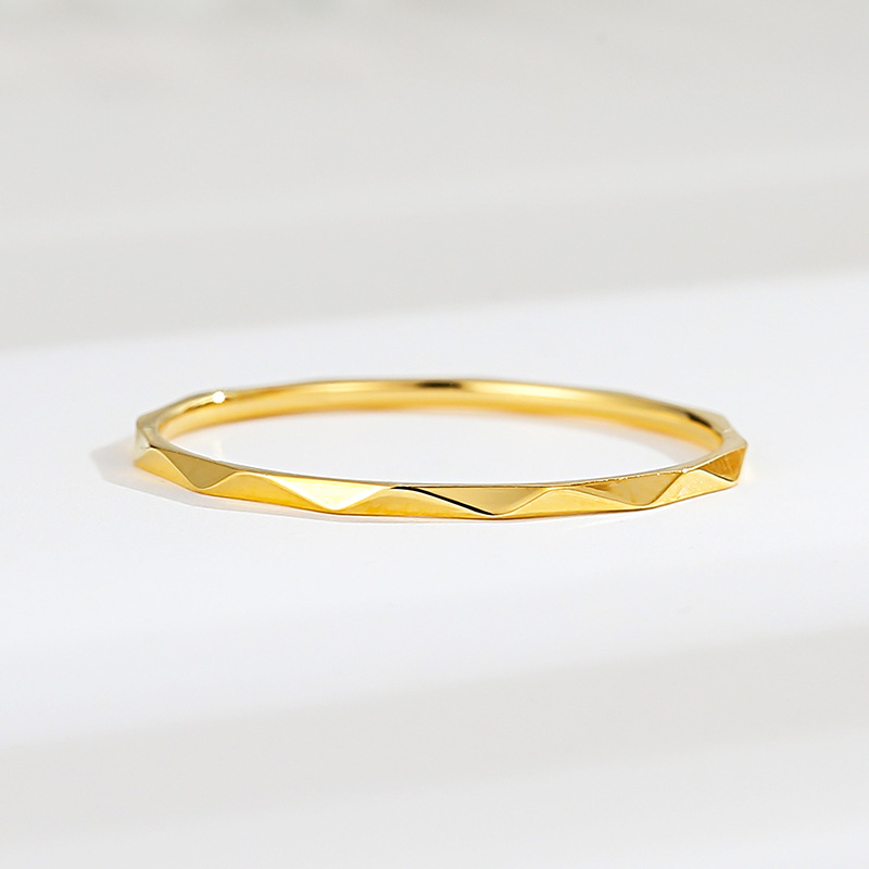 Anello in acciaio inossidabile con dettaglio luminoso